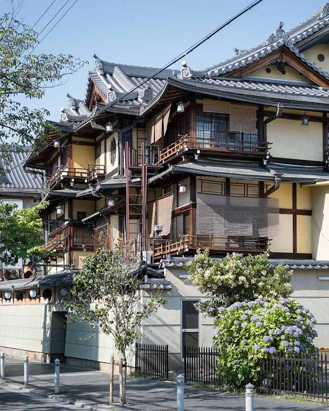 13. Nhà trọ truyền thống Tsuruse và nhà hàng Kaiseki, được xây dựng từ gỗ bách Hinoki vào những năm 1920 - 1930. Chỗ ngồi ăn ngoài trời dọc theo sông Kamo với sức chứa hơn 200 chỗ ngồi.
