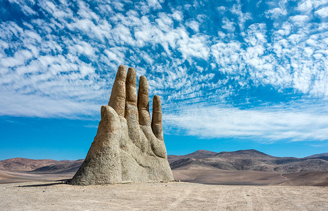 Bàn tay của sa mạc, Chile: Sa mạc Atacama trải dài khoảng 97 km dọc theo Bờ biển Thái Bình Dương của Chile và là một trong những nơi khô hạn nhất trên Trái đất. Đây cũng là nơi nghệ sĩ người Chile Mario Irarrázabal quyết định xây dựng tác phẩm điêu khắc cao chót vót Mano de Desierto, hay Bàn tay của sa mạc, vào đầu những năm 1980.
