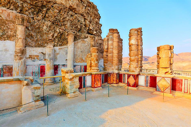 Masada, Israel: Du khách có thể đến Masada bằng cách đi bộ trên một con đường quanh co lên đến pháo đài cao, hoặc bằng cáp treo chạy từ trung tâm du lịch lên. Nhiều người chọn leo lên lúc mặt trời mọc để có tầm nhìn tuyệt đẹp ra dãy núi Moab và Biển Chết.
