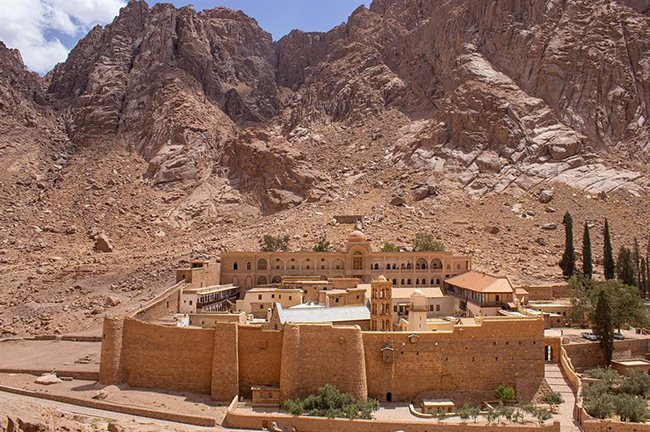 Tu viện Saint Catherine, Núi Sinai, Ai Cập: Là địa điểm tôn giáo quan trọng nhất của Sinai, Tu viện Saint Catherine là một địa điểm quan trọng cho những người theo Cơ đốc giáo, Hồi giáo và Do Thái giáo, và thường được những khách du lịch hấp dẫn ghé thăm trong các chuyến đi trong ngày từ Sharm El Sheikh.&nbsp;
