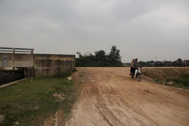 Hai bên đường dẫn lên cầu thi công dở dang rồi dừng lại suốt thời gian dài.