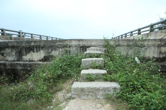 Vì chưa có đường dẫn, người dân xung quanh buộc phải tự xây bậc thang để di chuyển qua dễ dàng hơn. Trước đây, cây cầu xây qua trục đường cũ, vì thế chính quyền mở một phần đường tạm để đi, nhưng người dân nơi đây cho rằng làm đường cua quá ngặt nên tiềm ẩn nguy cơ tai nạn giao thông vì không có rào chắn.