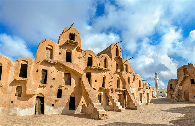 Tataouine, Tunisia: Tataouine là một thành phố sa mạc ở miền nam Tunisia, nơi được biết đến với kiến trúc hang động độc đáo của quần thể người Berber. Du khách có thể đến đây để chiêm ngưỡng một số công trình kiến trúc độc đáo.
