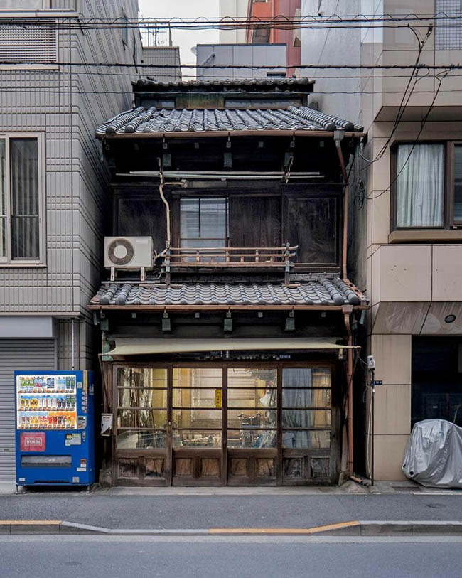 4. Một cửa hàng tatami ở Tsukiji, Tokyo. Được xây dựng vào khoảng những năm 1920 hoặc 1930, vẫn còn hoạt động cho đến ngày nay. Tòa nhà là một ví dụ tuyệt vời còn sót lại của các cửa hàng ngày xưa.
