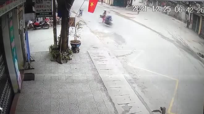 Lái xe máy tông ngang người phụ nữ đi xe đạp qua đường.