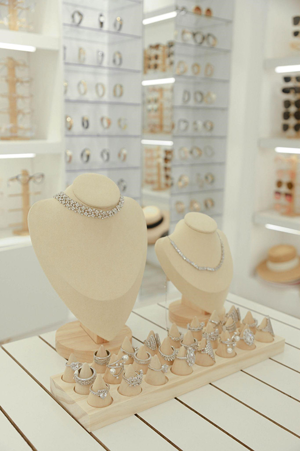 Jimmy &amp; Charice Accessories cung cấp đa dạng các dòng sản phẩm.