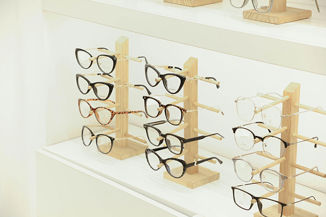 Kính mắt là một trong những sản phẩm chủ đạo của Jimmy &amp; Charice Accessories.