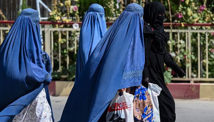 Phụ nữ Afghanistan che kín toàn thân khi ra đường ở Kabul.