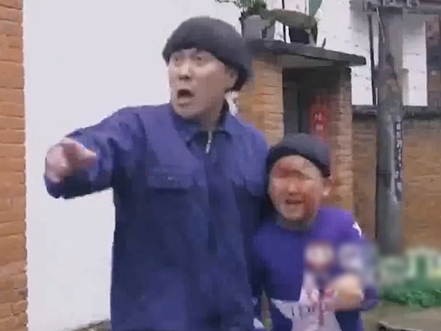 Cười 24H - Làm thịt gà người đàn ông vô tình phát hiện "đổ vỏ" cho hàng xóm bao năm qua