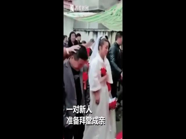 Phi thường - kỳ quặc - Video: Bị người phụ nữ ấn đầu xuống, cô dâu bốc hỏa làm ra hành động đầy ngỡ ngàng