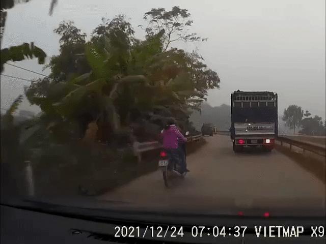 Xe máy - Xe đạp - Clip: Người phụ nữ chạy xe máy bon chen vượt ẩu xe tải suýt hối hận không kịp
