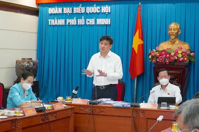 Phó Chủ tịch UBND TP Lê Hòa Bình báo cáo tại buổi giám sát. Ảnh: NGÂN NGA