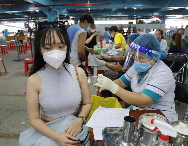 Tiêm vaccine mũi nhắc lại cho người dân tại quận Gò Vấp, TP.HCM. Ảnh: HOÀNG GIANG