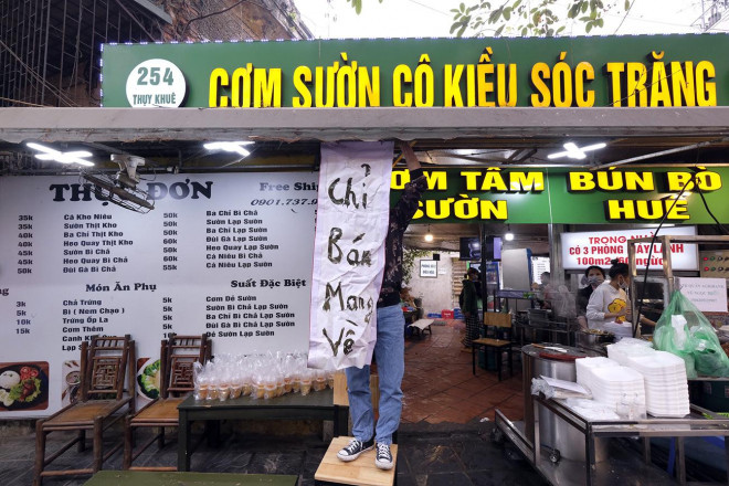 Cửa hàng cơm tấm nằm trên phố Thụy Khê (Tây Hồ) cũng tương tự. Những ngày thường, cửa hàng này phục vụ từ 500 - 600 khách hàng nhưng từ khi chỉ cho phép bán mang về, lượng khách của quán giảm đến hơn 50%.