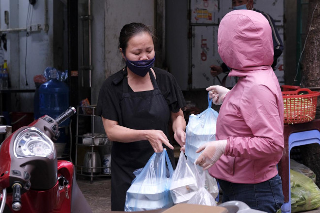 Quán cơm bình dân của và Trần Thị Lan (38 tuổi, ở phố Trần Kim Bảng, Hoàng Mai) cũng chỉ phục vụ khách hàng mua mang về và doanh thu từ cửa hàng của bà Lan cũng giảm đến 70% so với thời điểm khách hàng được ăn tại chỗ.