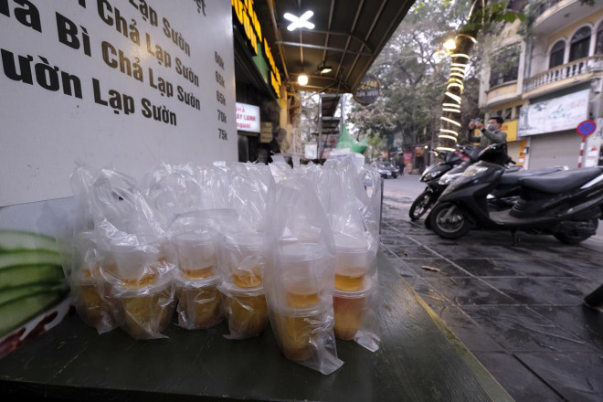 Những suất đồ ăn sẵn đã được chuẩn bị cho khách hàng tới mua để mang về.