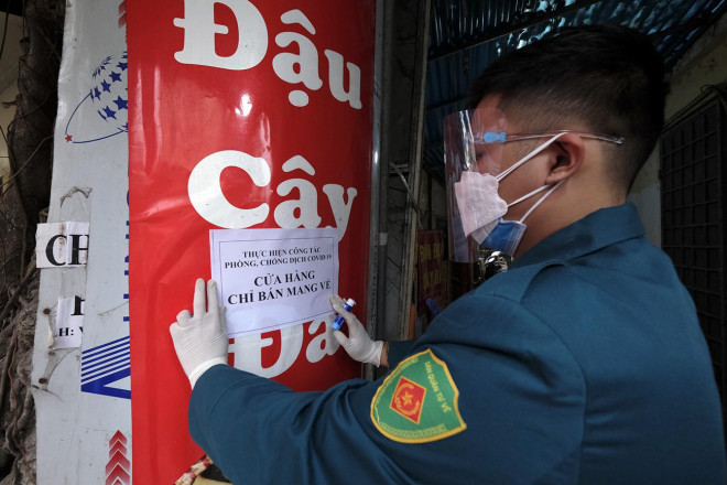 Ngay sau khi nâng cấp độ dịch lên vùng cam, các cửa hàng kinh doanh trên địa bàn quận Tây Hồ, Hoàng Mai, Nam Từ Liêm... đồng loạt dán biển chỉ bán mang về.