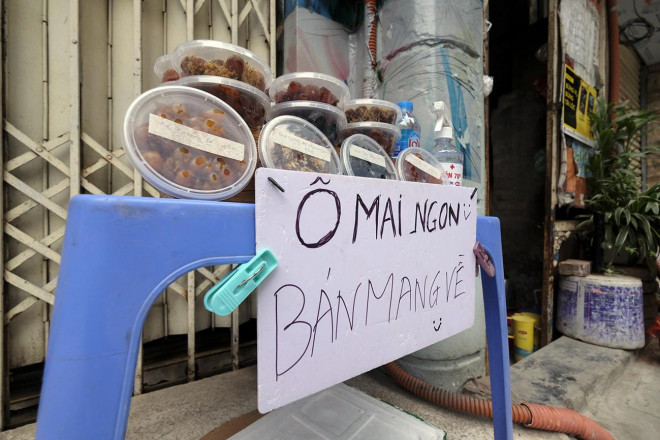 Theo quy định, 8 quận "vùng cam" sẽ phải áp dụng các biện pháp hành chính tương ứng với cấp độ dịch như: dừng nhiều hoạt động không thiết yếu như văn hóa, thể thao, giải trí; các nhà hàng, cơ sở kinh doanh dịch vụ ăn uống, giải khát chỉ được phép bán mang về, đóng cửa trước 21h. Hoạt động kinh doanh tại chợ cóc, chợ tạm bị cấm...