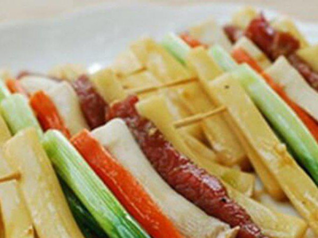 Ẩm thực - Bánh gạo xiên thịt bò nướng lạ miệng, thơm ngon
