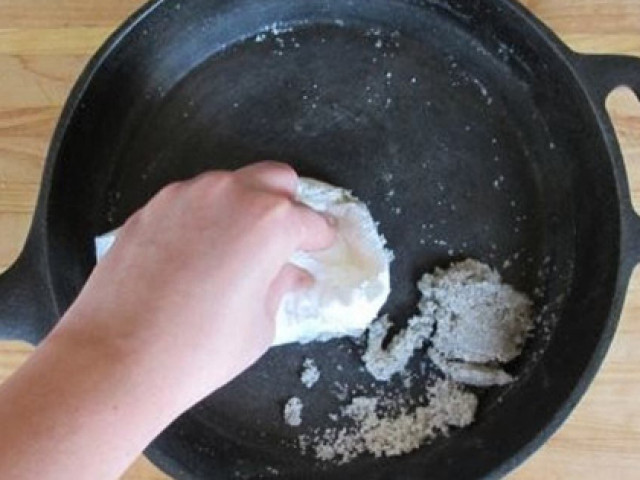 Ẩm thực - Cách đơn giản hô biến chiếc chảo thường thành chảo chống dính chỉ trong nháy mắt