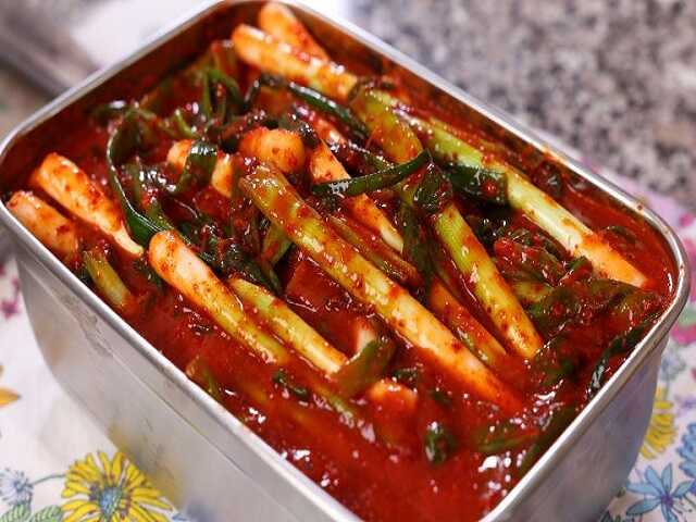 Ẩm thực - Làm kim chi hành lá vừa rẻ vừa ngon, ăn kèm bánh chưng giải ngán vô cùng