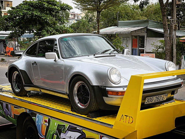 Mới đây, vị đại gia này vừa bổ sung vào bộ sưu tập chiếc Porsche 930 Turbo thuộc hàng hiếm.&nbsp;
