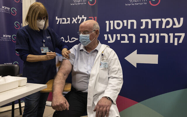 Giáo sư Jacob Lavee tiêm liều vaccine Pfizer-BioNTech thứ 4, tại Trung tâm Y tế Sheba ở Ramat Gan, Israel, ngày 27/12.