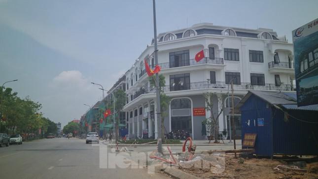 Không chỉ giá đất thổ cư mà giá đất tại các dự án nhà ở, các khu đất đấu giá ven khu vực quy hoạch phân khu đô thị sông Hồng cũng rao bán rầm rộ với giá tăng hơn trước. Trong hình là Dự án khu nhà ở Uy Nỗ, có tên thương mại Calyx Residence do Tổng công ty 319 làm chủ đầu tư được “cò” và môi giới BĐS rao giá cao hơn vài triệu đồng/m2 thời gian gần đây.