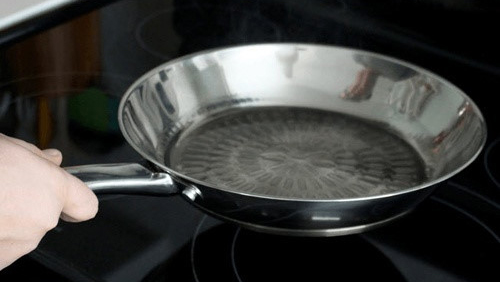 Trước tiên bạn cần rửa sạch chảo, đặt lên bếp đun nóng cho chảo thật khô.