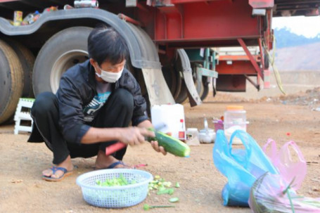 Hàng nghìn tài xế vạ vật sống qua ngày tại cửa khẩu Lạng Sơn khẩn thiết đợi thông quan