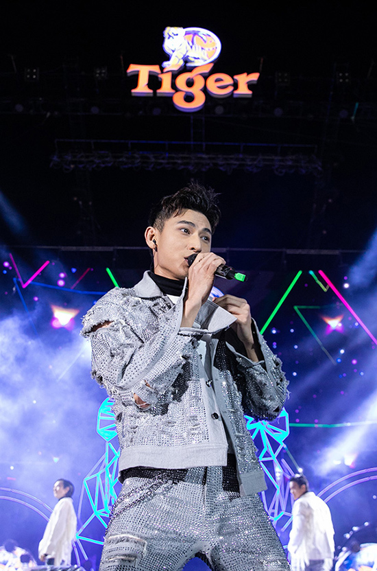 Từng đẩy sức nóng của Tiger Remix lên “ngàn độ”, Isaac với lần tái hợp cùng hàng triệu khán giả này sẽ chứng tỏ “độ chịu chơi” chỉ tăng chứ chưa bao giờ giảm của mình. Hãy đón chờ nam ca sĩ điển trai cùng những bản remix độc đáo trên “chảo lửa” năm nay.