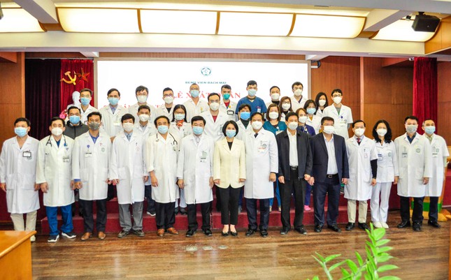 Số ca mắc COVID-19 tại Hà Nội sắp chạm mốc 2.000 ca/ngày: Bệnh viện Bạch Mai chi viện - 1