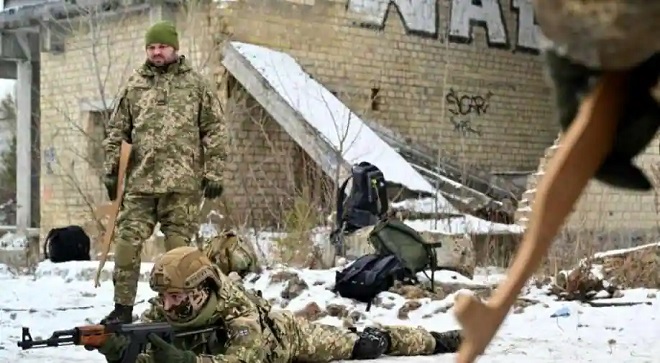 Những công dân Ukraine tham gia lực lượng dự bị, được đào tạo các kỹ năng chiến đấu cơ bản.