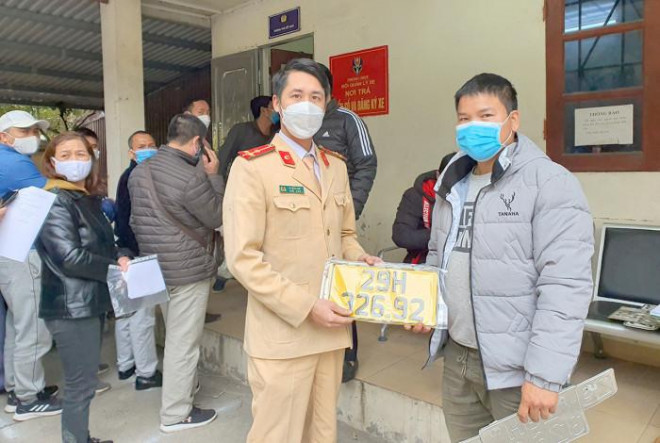 Người dân nhận biển số màu vàng tại cơ sở đăng ký xe số 3, Phòng CSGT Công an Hà Nội