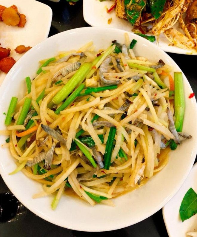 Sá sùng có thể nướng, ăn chấm muối ớt vắt chanh, cũng có thể ướp muối ớt rồi nướng. Các nhà hàng thường dùng món này để mời khách lai rai cùng bia, giống như mực khô nướng xé nhỏ! Sá sùng vừa giòn, mềm, lại dai dai, có vị béo và ngọt nên càng ăn càng thấy ngon. Ảnh: COTO