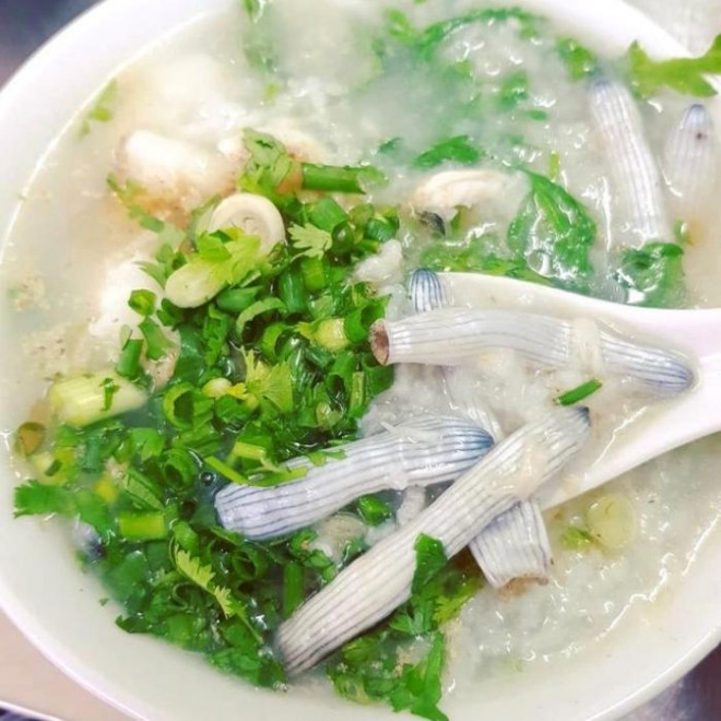 Sá sùng tươi được chế biến thành các món rán, xào, nướng hoặc nấu cháo cho người ốm để bồi bổ sức khỏe, ăn rất ngon. Tại các nhà hàng, món sâm đất xào, chiên… luôn là đặc sản của người sành ăn.