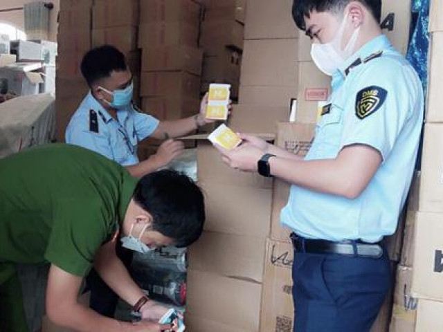 Thị trường - Tiêu dùng - Phát hiện hàng vạn hộp thực phẩm chức năng, răng giả, mỹ phẩm vi phạm