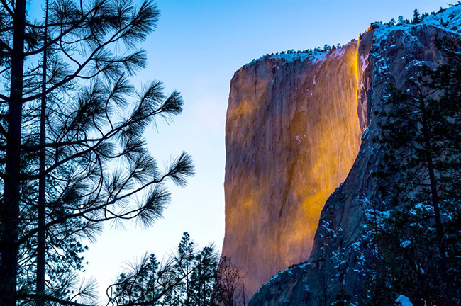 Firefall, Horsetail Fall, California: Trong phần lớn thời gian, Horsetail Fall trông giống như bất kỳ thác nước nào khác. Nhưng đến tháng 2 điều kỳ diệu sẽ xảy ra. Vào những ngày quang đãng, mặt trời sắp lặn chiếu tia sáng vào thác nước khiến nó có màu cam rực cháy trông như dung nham tràn ra sườn núi.
