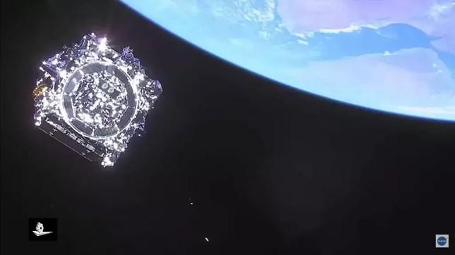 Kính viễn vọng James Webb tách ra khỏi tên lửa khi ra bên rìa Trái đất.