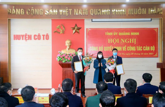 Bà Trịnh Thị Minh Thanh, Phó Bí thư Tỉnh ủy, trao quyết định của Ban Thường vụ Tỉnh ủy cho ông Nguyễn Việt Dũng và ông Đỗ Huy Thông.