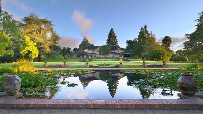 Green Gables là một quần thể rộng gần 30 ha với 7 căn biệt thự được thiết kế theo phong cách đồng quê nước Anh. Trong khuôn viên có bốn hồ bơi, một sân tennis, vườn hoa và rau, và hồ chứa dành riêng cho cư dân.
