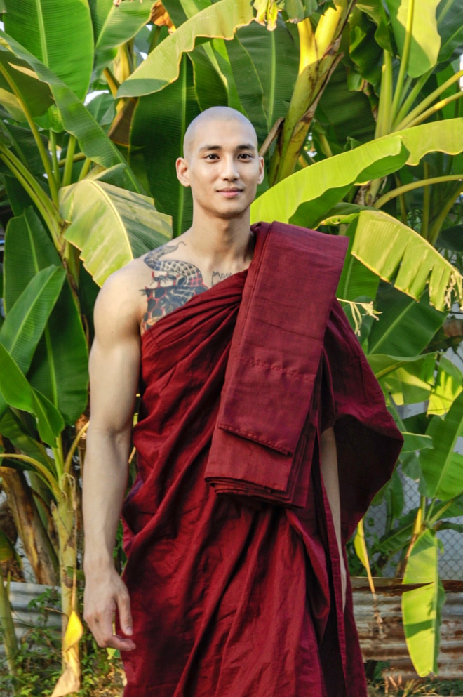 Những hình ảnh anh tham gia khóa tu 10 ngày đã nhanh chóng được cộng đồng mạng Trung - Việt chia sẻ rầm rộ.