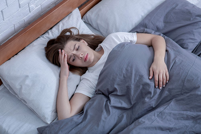 Đau đầu, mất ngủ kéo dài là một trong những di chứng nghiêm trọng của Covid-19