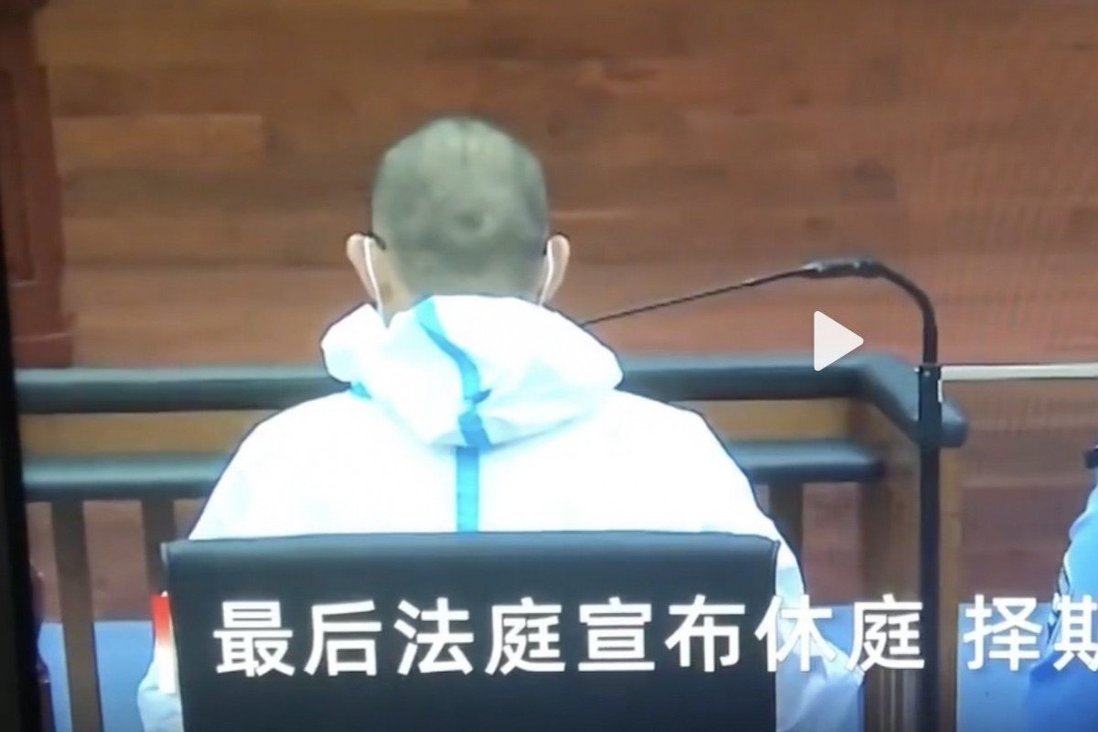 Zhang Bo nghe tuyên án tại tòa. Ảnh: Weibo