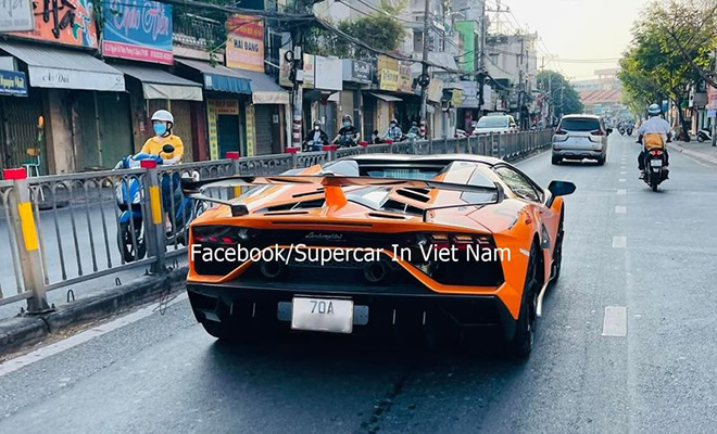 Vừa cập cảng, &#34;hàng hiếm&#34; Lamborghini Aventador SVJ Roadster đã ra biển Tây Ninh - 5