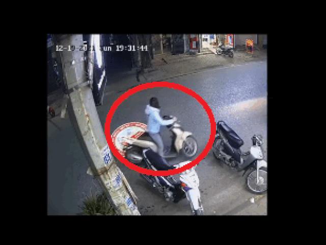 Xe máy - Xe đạp - Clip: Quay xe sang đường “bá đạo” gặp ngay cái kết rùng mình