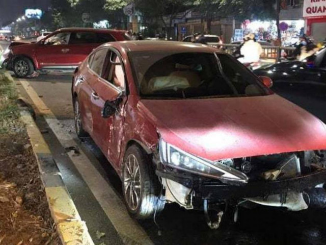 Tin tức trong ngày - Chạy tốc độ cao, ô tô 7 chỗ húc xe khác quay tròn trong hầm chui Thanh Xuân