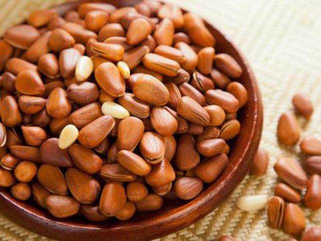 Thị trường - Tiêu dùng - Hạt thông nhập khẩu, món hạt khô độc đáo mới mẻ ăn thích mê giá gần triệu/kg