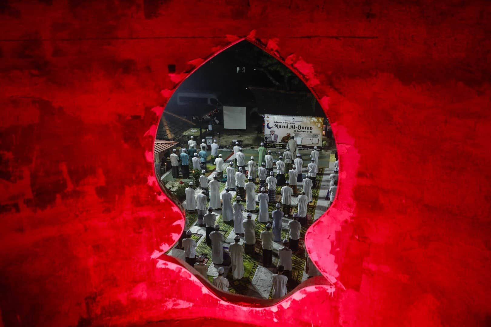 Người dân thực hiện giãn cách khi tham gia cầu nguyện trước ngày Nuzul Quran ở thủ đô Kuala Lumpur, Malaysia hôm 28/4. Nuzul Quran hay còn gọi là Quran Revelation Day (tạm dịch: Ngày khải huyền của kinh Quran), là lễ kỷ niệm ngày kinh Quran lần đầu tiên được hé lộ với nhà tiên tri Muhammad - người sáng lập đạo Hồi. Nuzul Quran diễn ra vào ngày thứ 17 trong tháng ăn chay Ramadan của người theo đạo Hồi. Ảnh: EPA - EFE