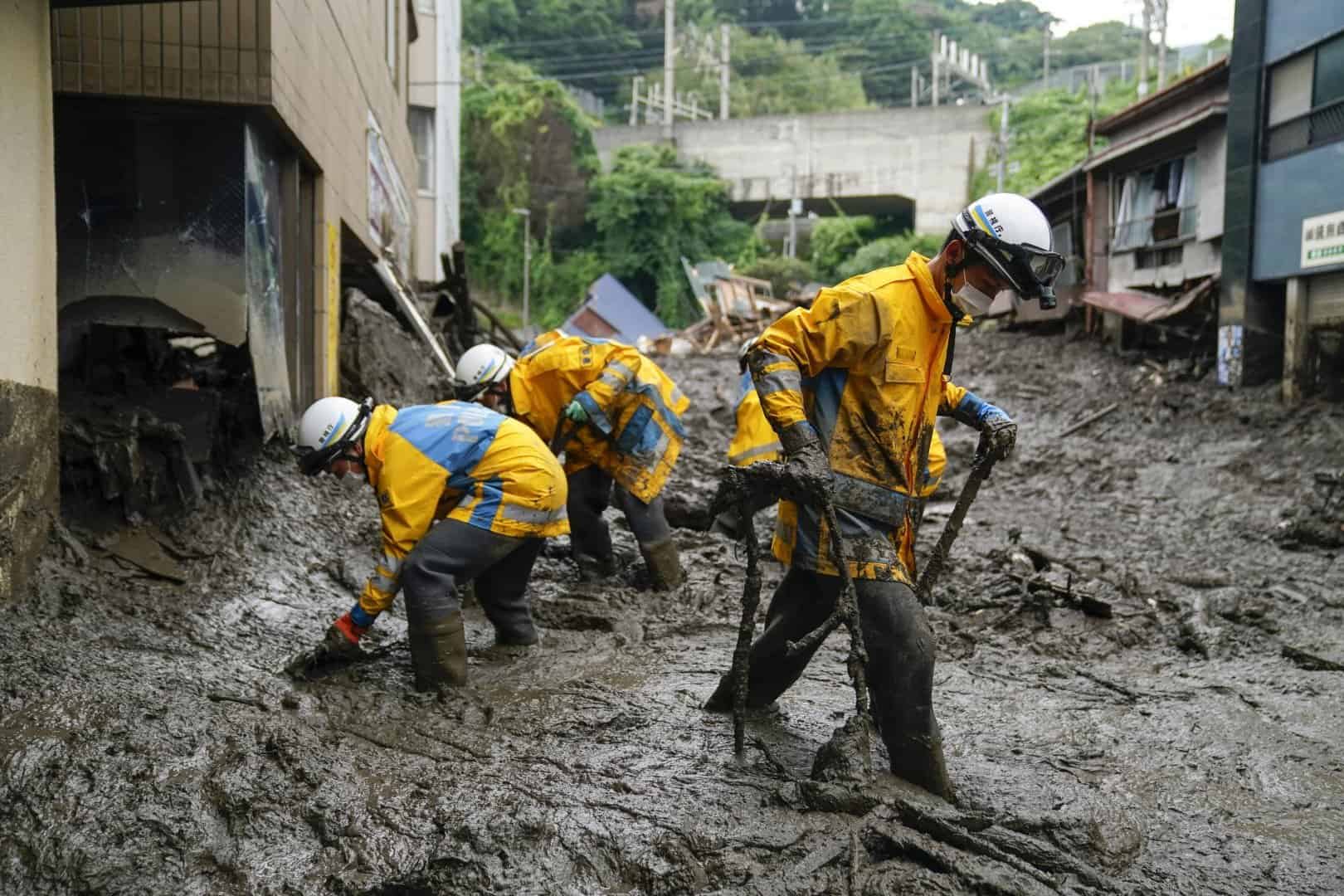 Lực lượng cứu hộ thuộc Sở cảnh sát đô thị Tokyo tìm kiếm người mất tích trong bùn lầy do mưa lớn gây ra ở tỉnh Shizuoka, Nhật Bản, hôm 5/7. Ảnh: EPA - EFE
